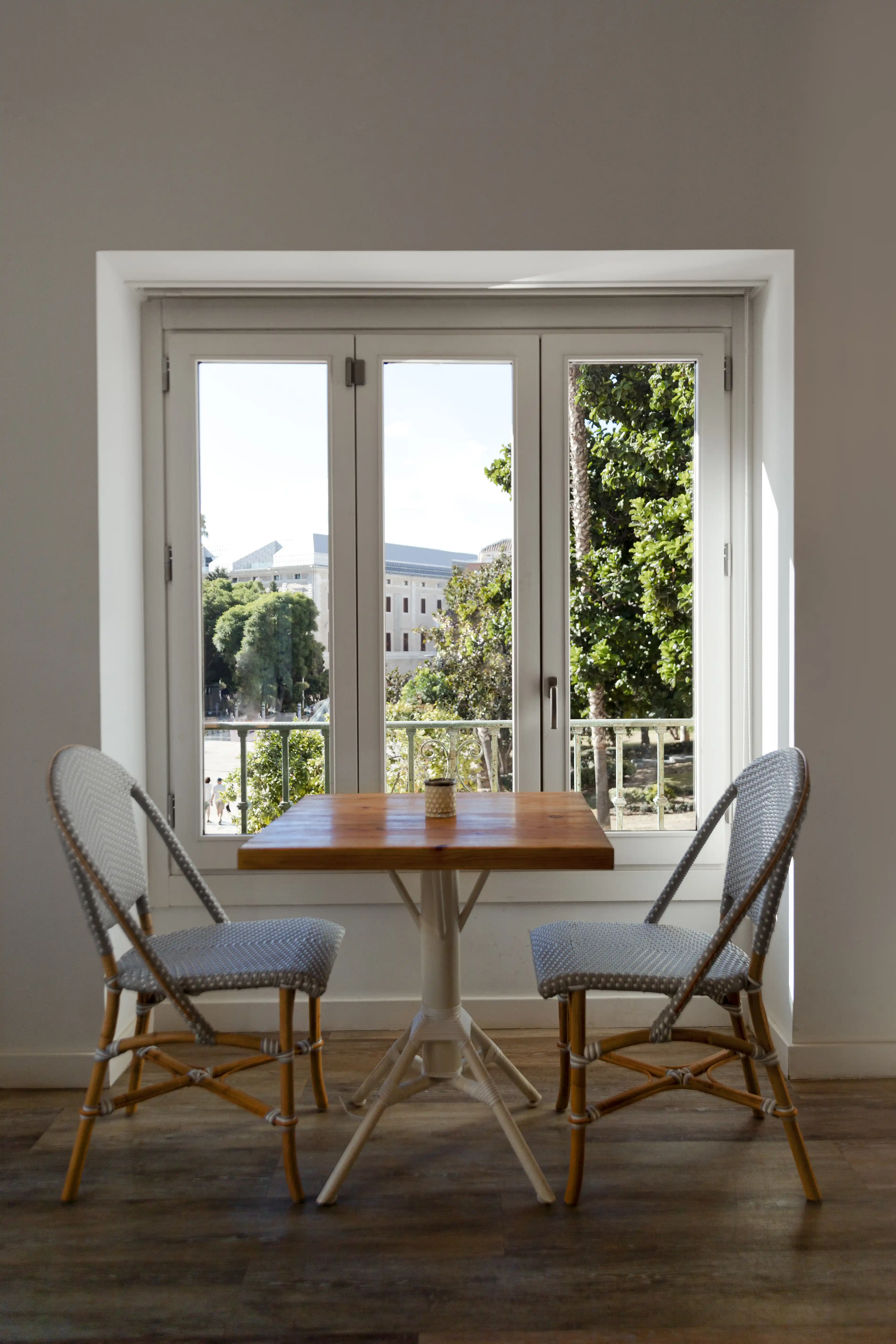Fachada moderna con grandes ventanales de PVC