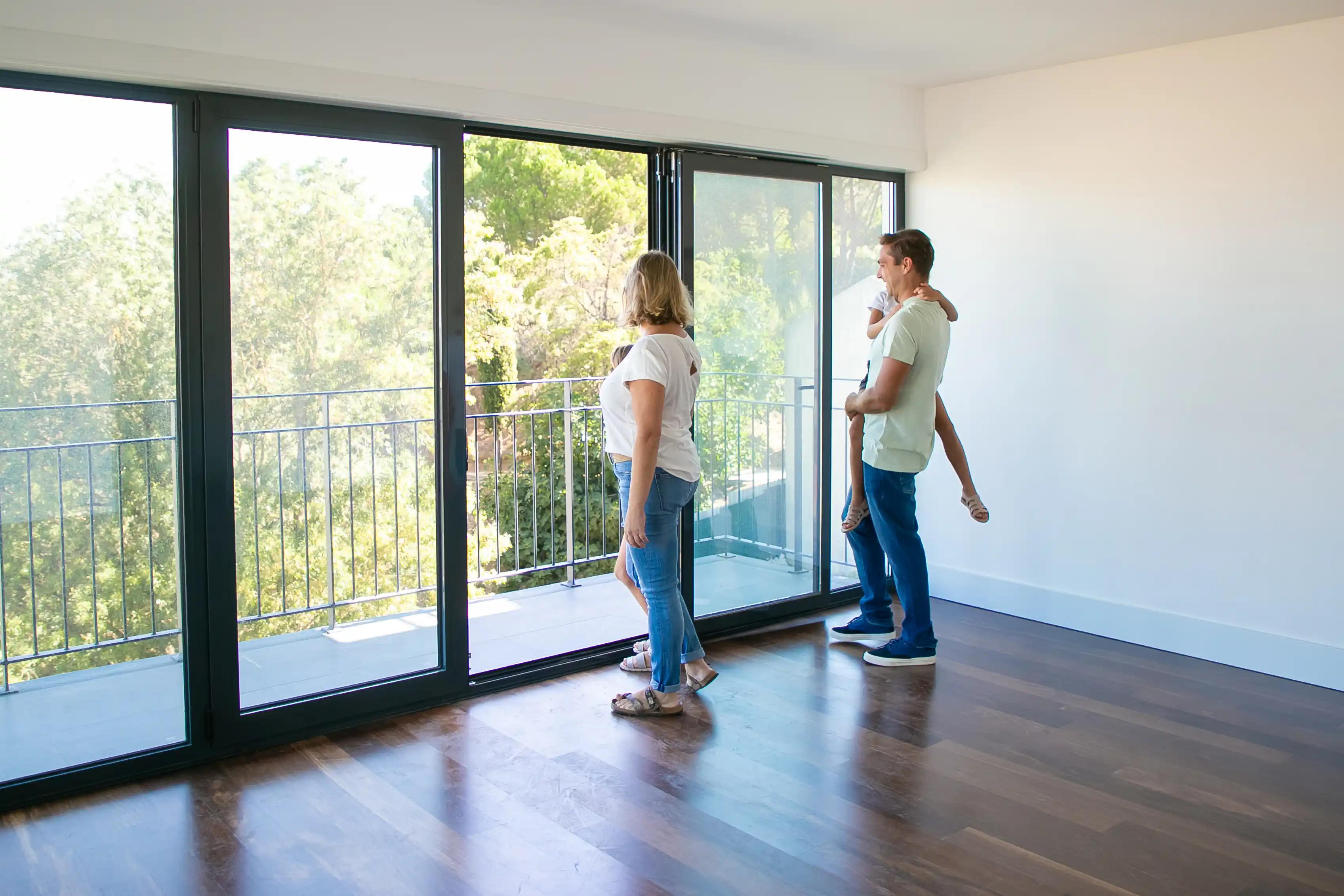Familia disfrutando de sus ventanas de PVC con luz natural